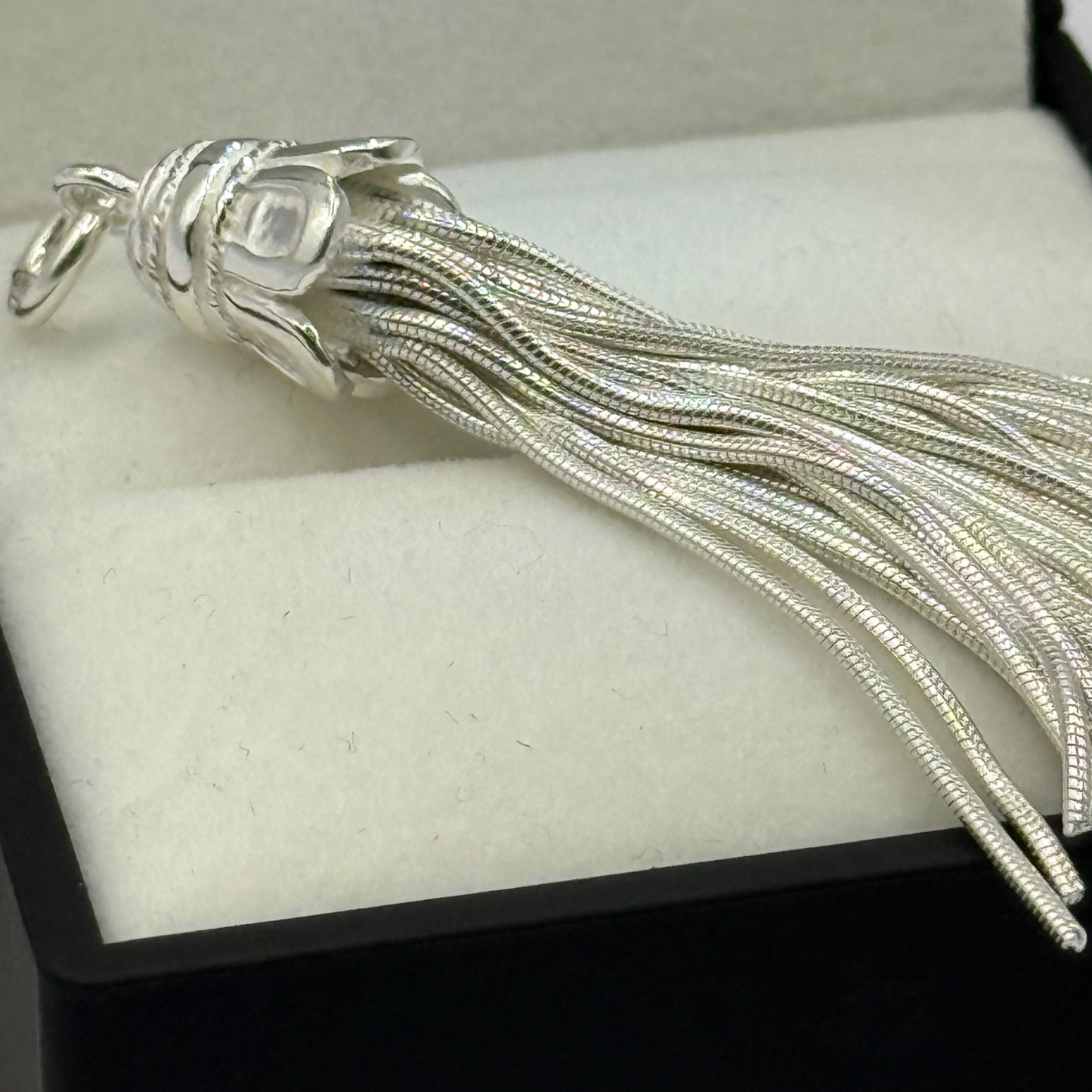 SILVER TASSLE PENDANT Oppulence