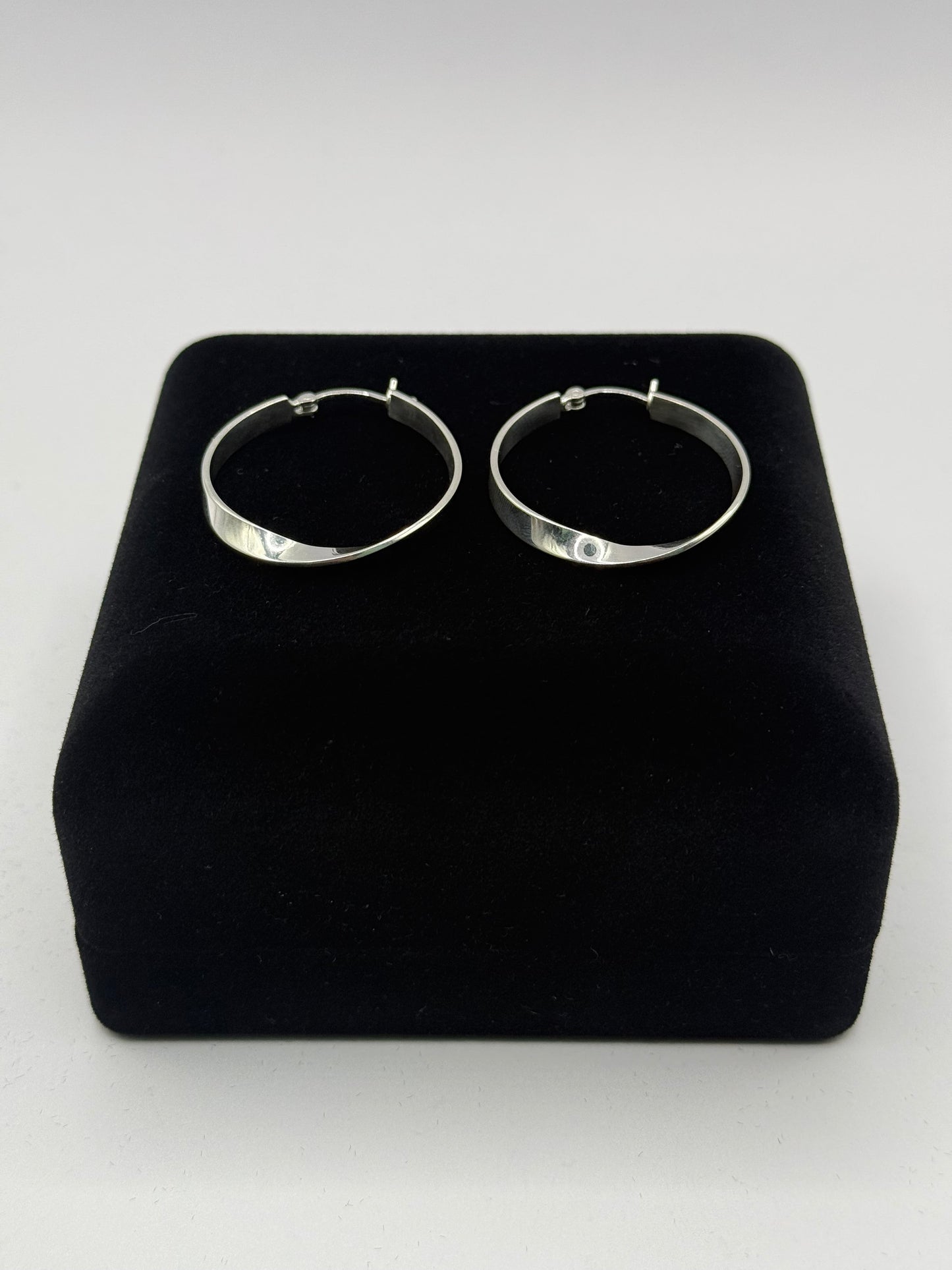 SILVER TWIST 30MM HOOP EARRINGS Oppulence