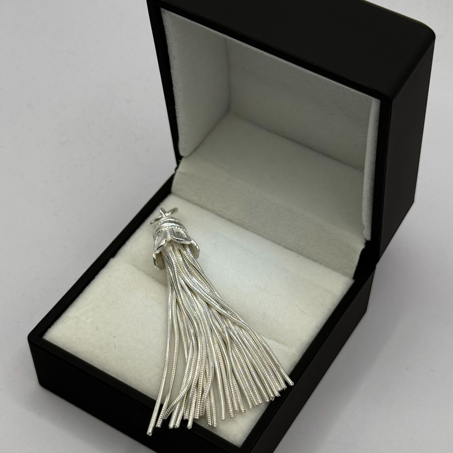 SILVER TASSLE PENDANT Oppulence