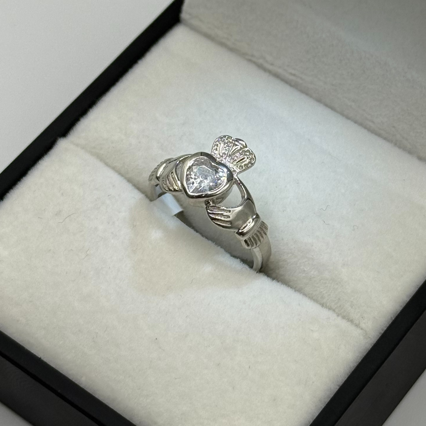 CROWNED HEART RING Oppulence