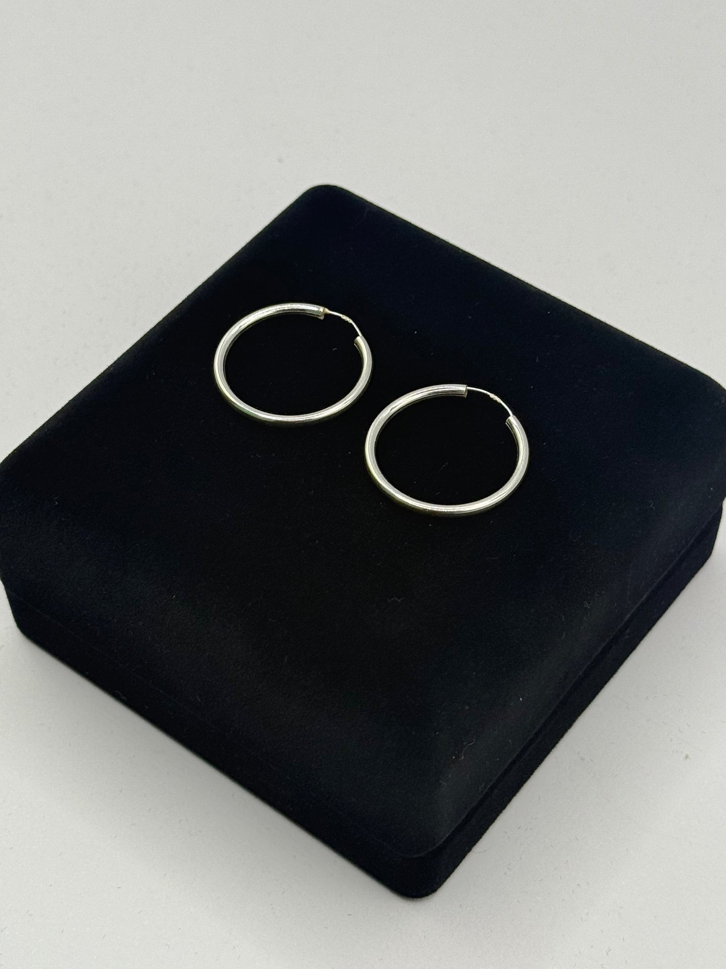 SILVER HOOP EARRINGS Oppulence