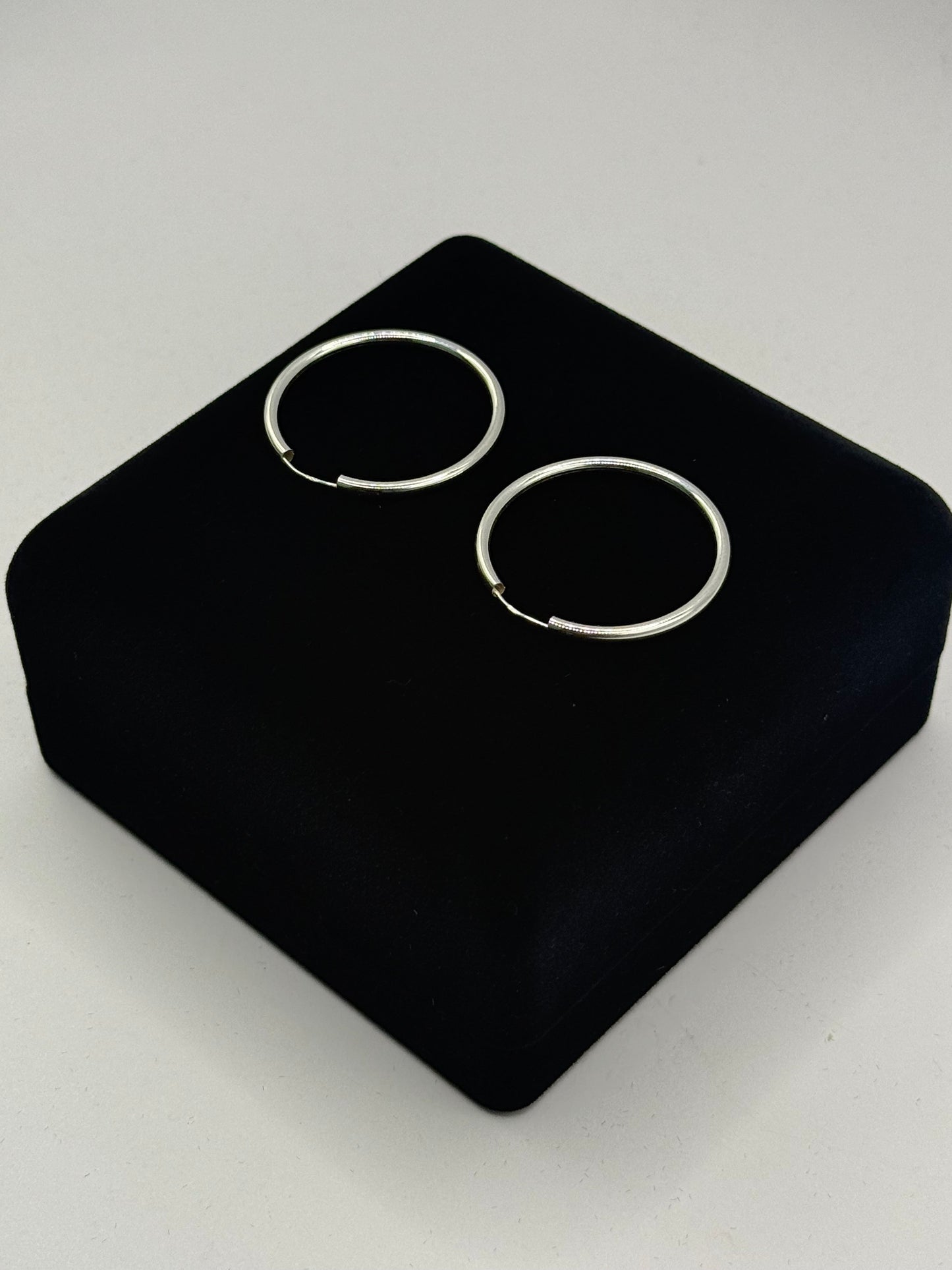 SILVER HOOP EARRINGS Oppulence