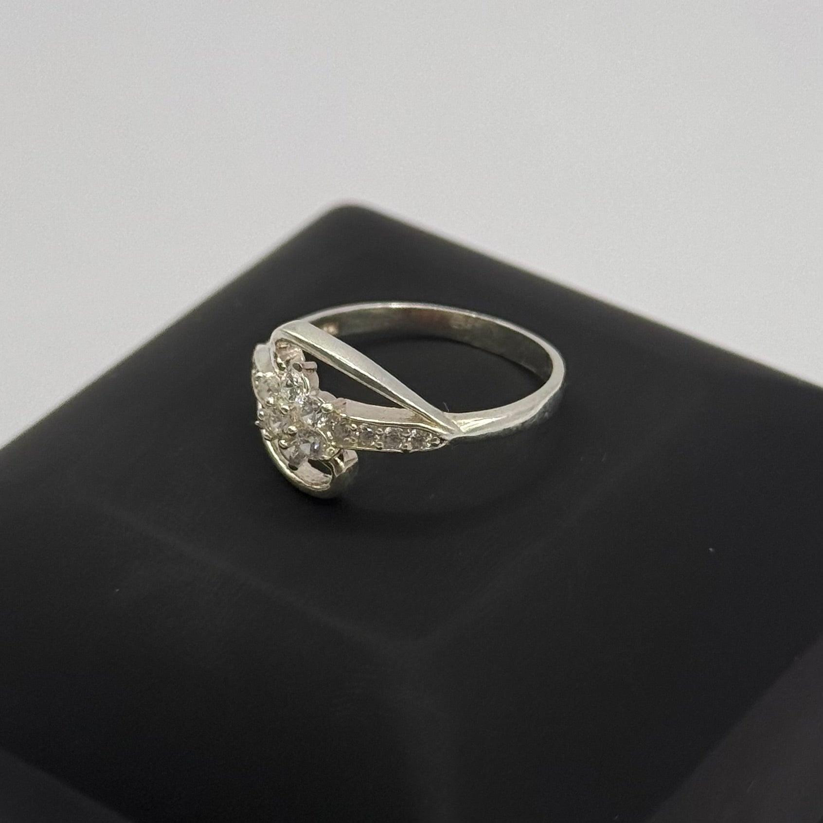 FLOWER TWIST CZ DIAMOND RING Oppulence