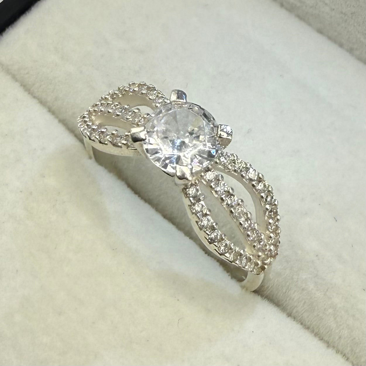 SPLIT BAND CZ DIAMOND RING Oppulence