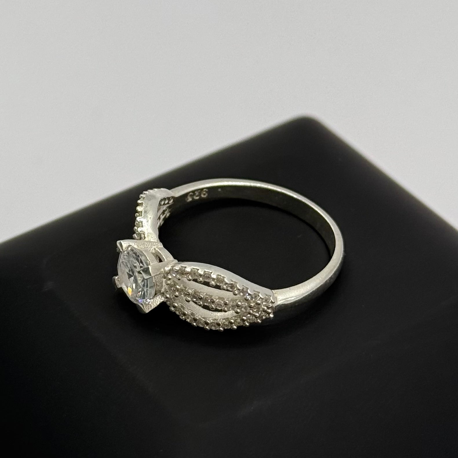 SPLIT BAND CZ DIAMOND RING Oppulence