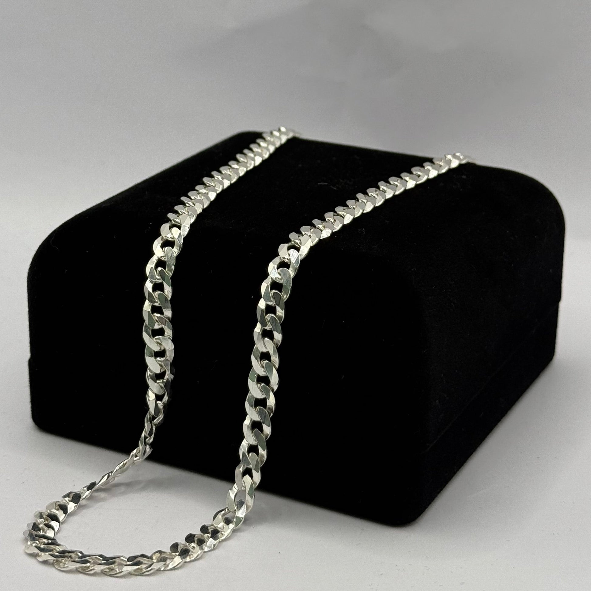 SILVER CURB NECKLACE Oppulence